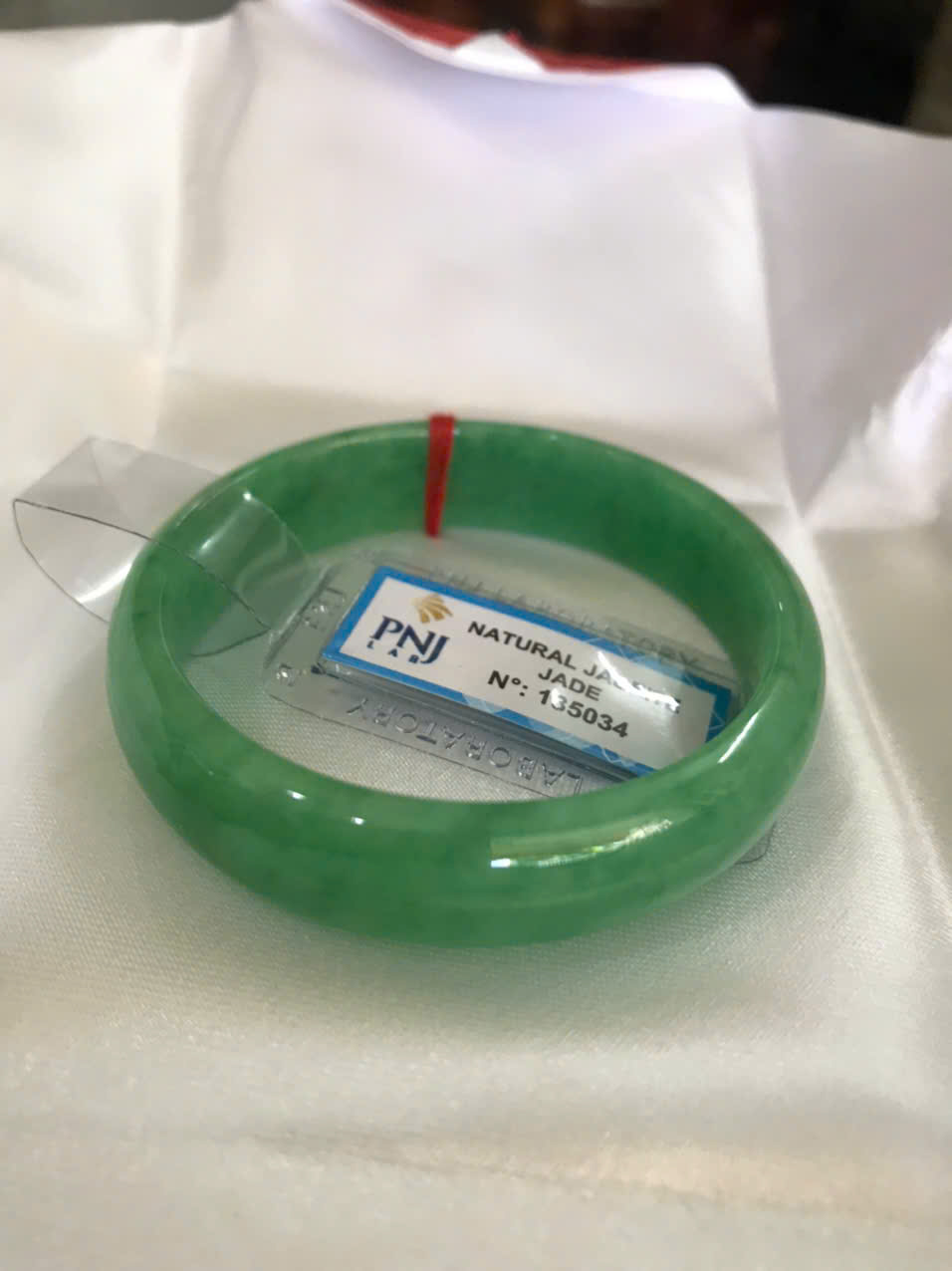 Vòng Tay Nữ Đá Ngọc Cẩm Thạch Tự Nhiên Bản Hẹ Sịn Đậu Lý Sao Ni 48mm Cao 12mm Dầy 6mm đã kiểm định kèm giấy chứng nhận P No 185034 Màu Xanh ngọc lý tươi bóng đều đẹp nữ tay nhỏ 35kg - 48kg ạ