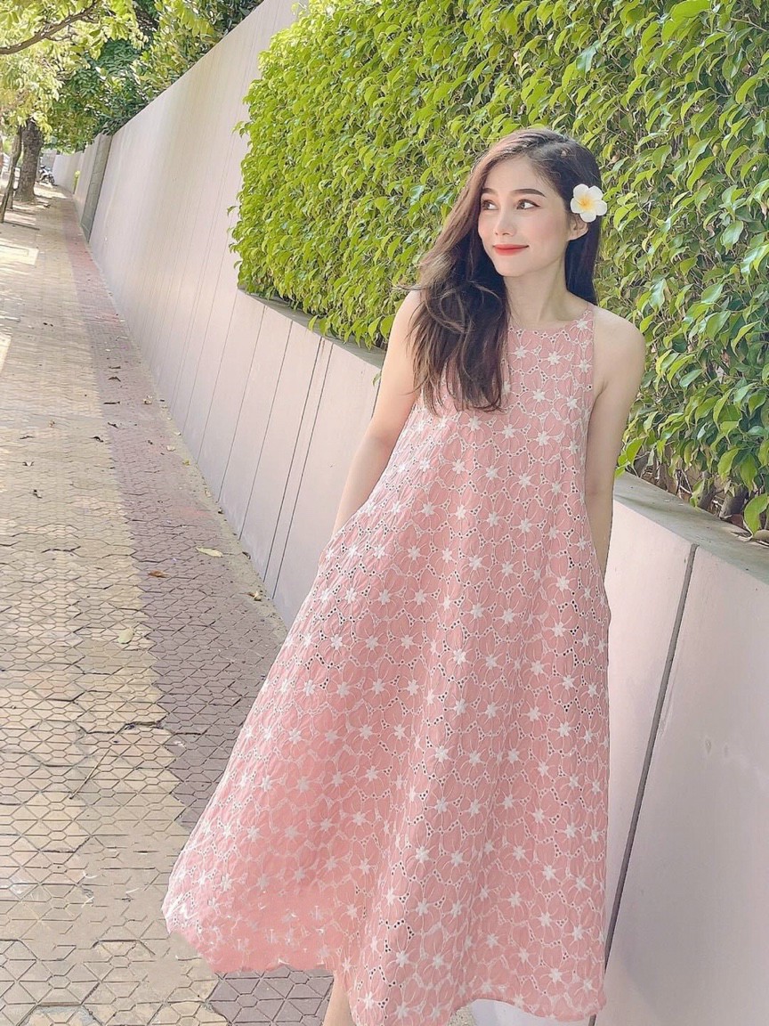 Đầm yếm dáng suông dài qua gối, Đầm maxi form rộng Cao Cấp màu hồng thêu hoa nhí, sát nách cổ tròn MiNhi
