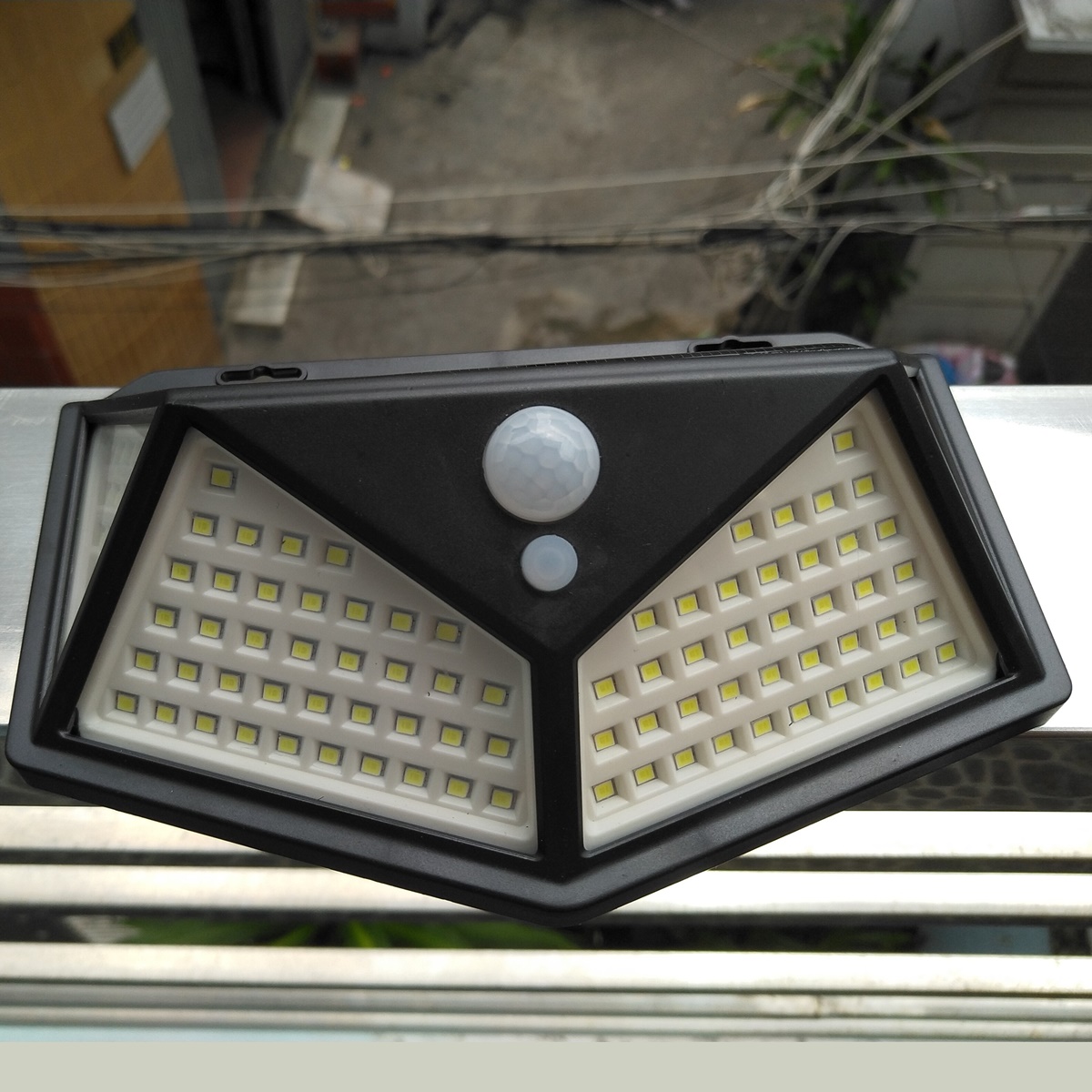 Đèn năng lượng mặt trời 114 LED cảm biến chuyển động - L2B