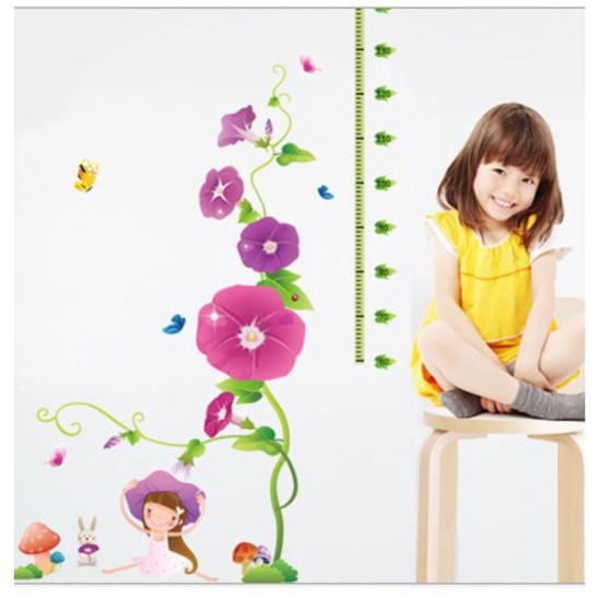 Decal trang trí tường Thước đo dây leo và bé
