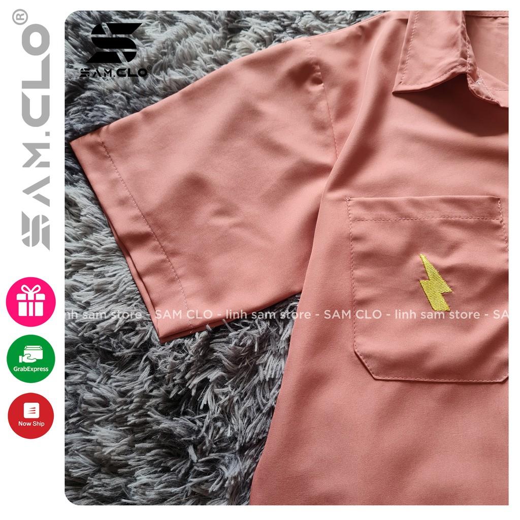 Áo sơ mi nữ SAM CLO cổ bẻ tay ngắn có túi - lỡ ulzzang form freesize dáng rộng unisex mặc cặp, nhóm, couple HÌNH THÊU