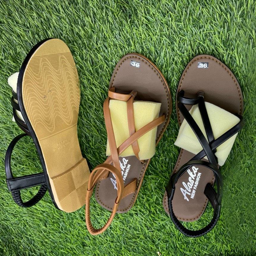 Sandal nữ đi học có quai hậu lót da, đế nhựa cao cấp đi mưa thoải mái - TB Sandal xỏ ngón da lì nền nâu