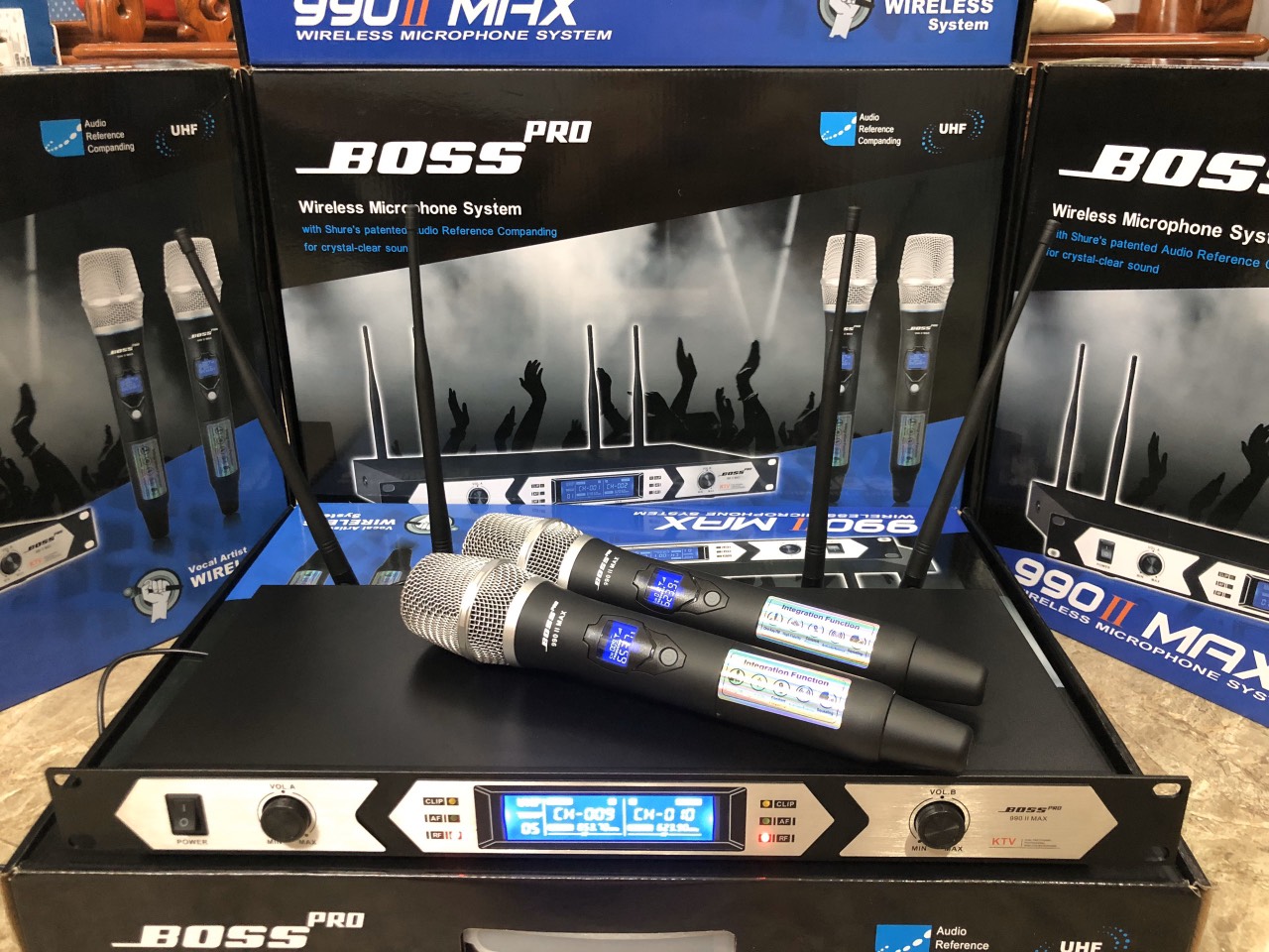 Micro không dây Boss Pro 990II Max - Mic karaoke gia đình, sân khấu - Độ nhạy cao, bắt sóng xa, chống hú rít - Thiết kế sang trọng, bắt mắt -  Dễ dàng phối ghép với các thiết bị âm thanh khác - Hàng nhập khẩu