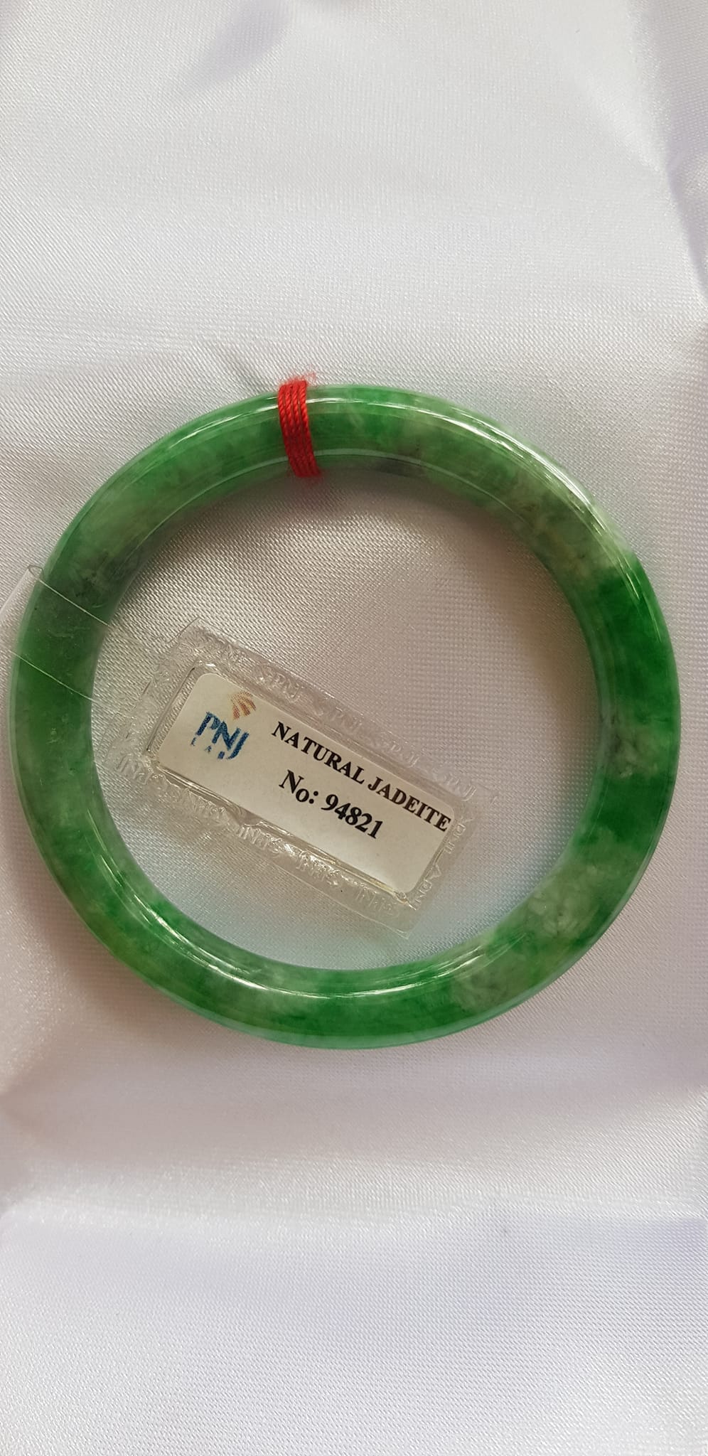 Vòng Cẩm Thạch tự nhiên Đậu Lý 48mm x cọng 7,2mm vòng kiểm định P No 94821 Màu Xanh lý tươi đậu bông trắng xíu vân phớt xám nhẹ rất xinh nữ tay nhỏ 35kg - 48kg đeo ạ