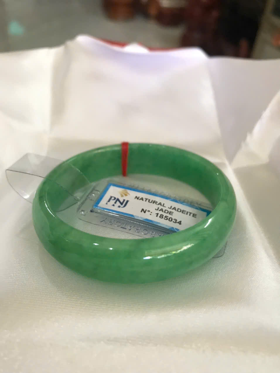 Vòng Tay Nữ Đá Ngọc Cẩm Thạch Tự Nhiên Bản Hẹ Sịn Đậu Lý Sao Ni 48mm Cao 12mm Dầy 6mm đã kiểm định kèm giấy chứng nhận P No 185034 Màu Xanh ngọc lý tươi bóng đều đẹp nữ tay nhỏ 35kg - 48kg ạ