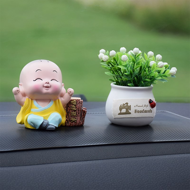 Tượng chibi chú tiểu bên khúc gỗ - chú tiểu may mắn