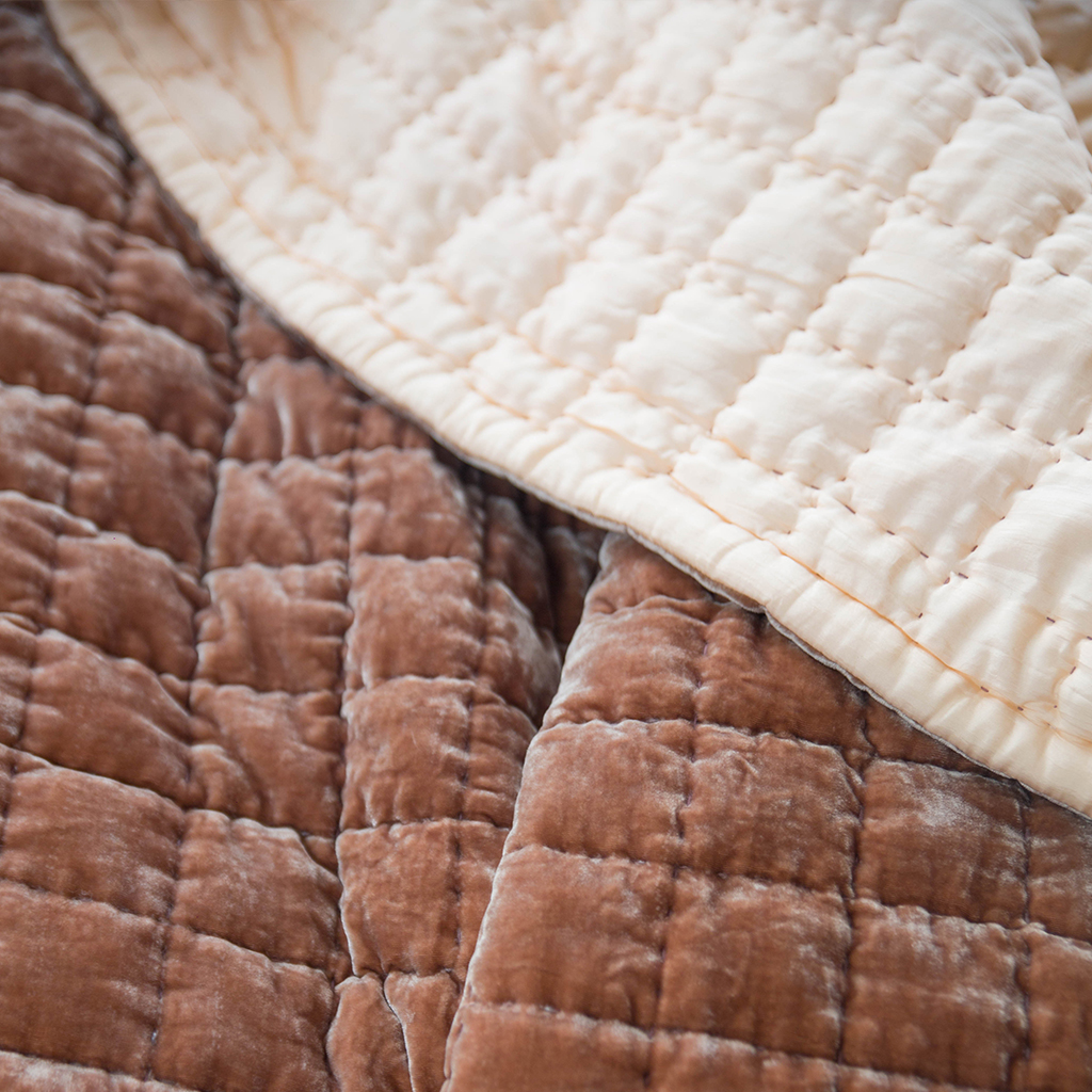 Chăn Nhung Lụa Chần Bông Điều Hòa Cao Cấp Dùng Bốn Mùa - Chăn Khâu Sa Hạt Màu Cinnamon I Silk Velvet Blanket.