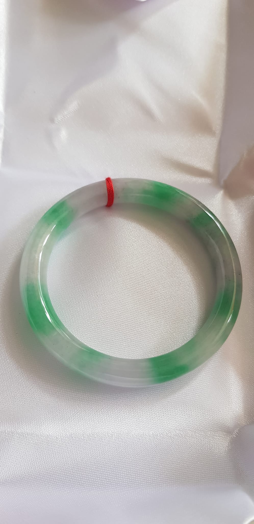 Vòng Cẩm Thạch tự nhiên mới TR LÝ Sao IC 49mm x cọng 7mm Vòng màu trắng xanh lý đều bóng đẹp nữ tay nhỏ 40kg - 49kg đeo rẻ đẹp ạ