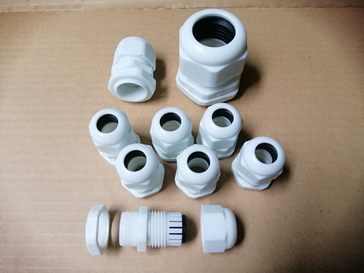 ỐC SIẾT CÁP NHỰA NHIỀU KÍCH THƯỚC