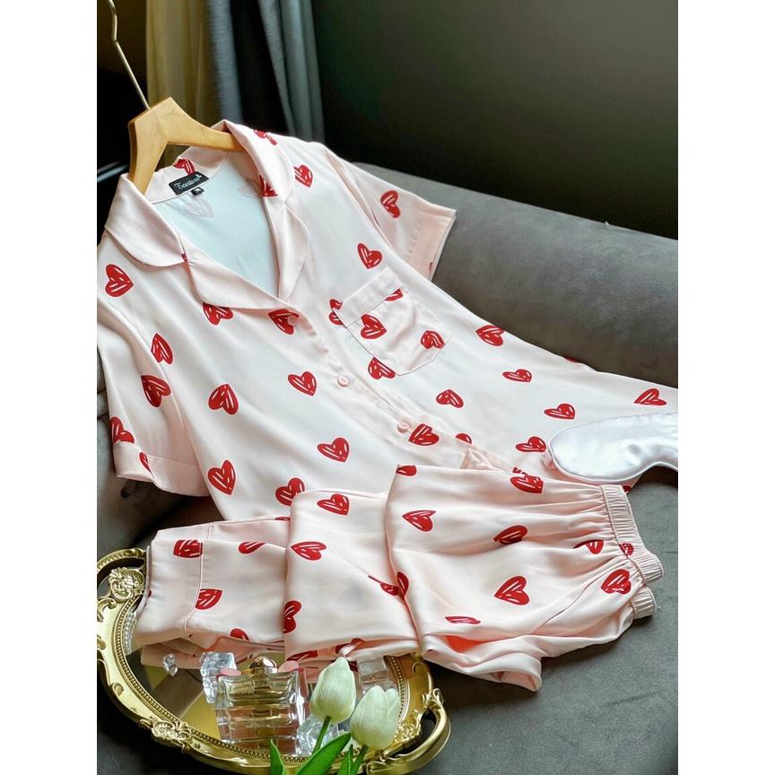 Bộ mặc nhà Pyjama lụa cao cấp Tea Store áo tay ngắn quần dài họa tiết tim đỏ nền be sang trọng