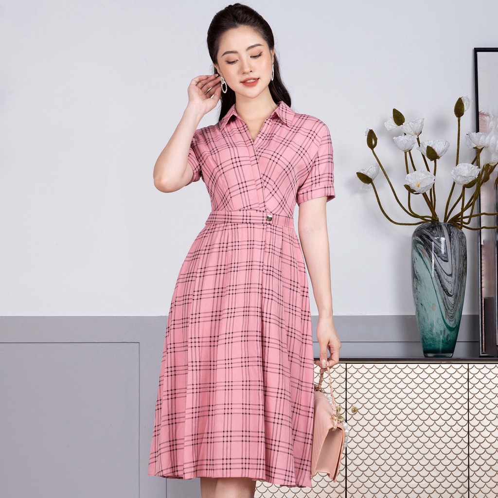 Đầm Nữ Xếp Ly Kẻ Caro UK Fashion Cổ Sơ Mi Tay Cánh Dơi, Chất Liệu Nhập Hàn Cao Cấp Mềm Mịn NKDV2206002