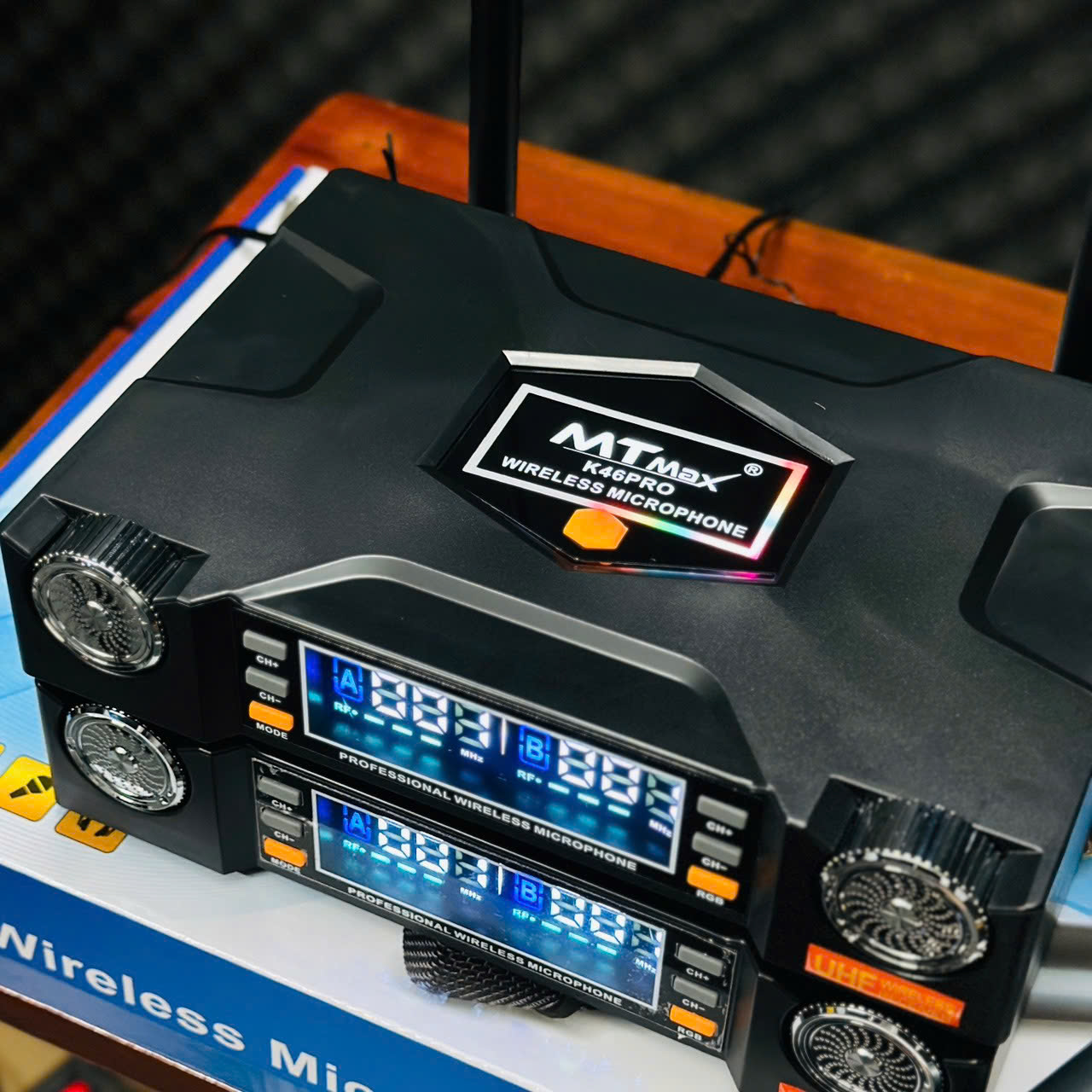 Micro Đầu Thu MTMAX K46Pro Đèn LED RGB Micro Karaoke Cao Cấp Tần Số UHF, Hút Âm Tốt, Bắt Sóng Xa Ổn Định, Chống Hú Tốt.  HÀNG CHÍNH HÃNG