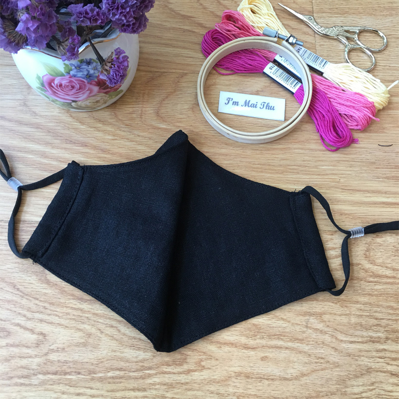 Khẩu trang thêu tay vải linen berry - Màu Đen