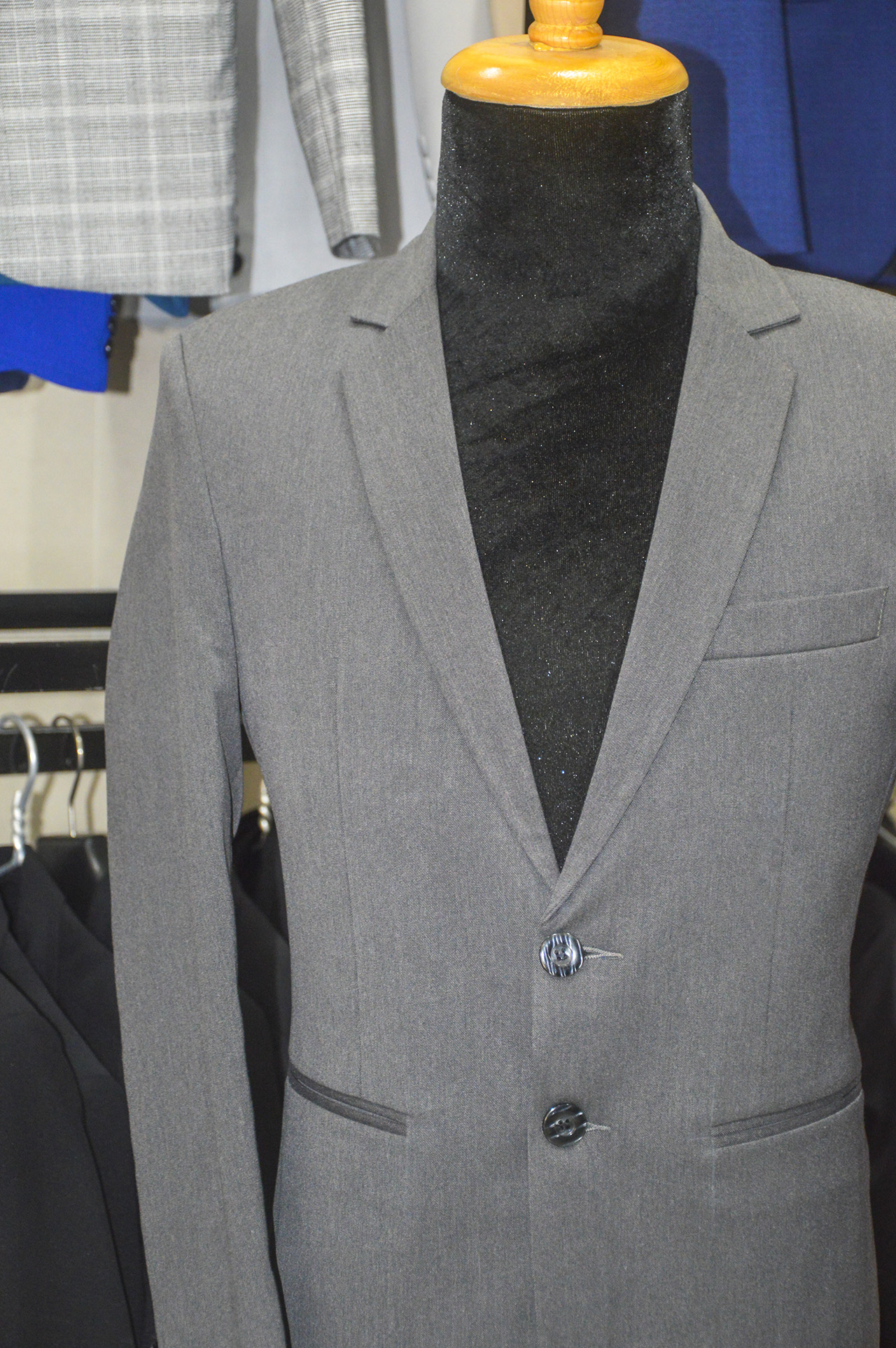 Bộ vest nam 2 nút màu xám đậm mềm mịn thoáng mát tặng cà vạt kẹp