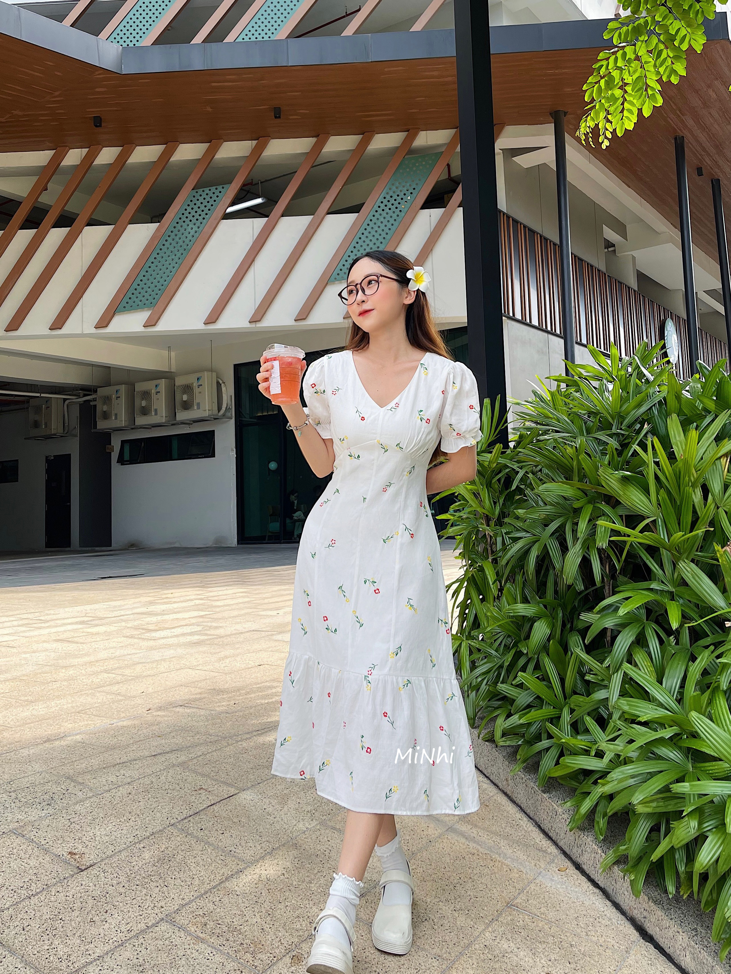 Đầm hoa nhí trắng cổ V nơ lưng, Váy hoa nhí cổ tim xòe vải thêu hoa mát mẻ Cao Cấp dáng xòe tay ngắn MiNhi
