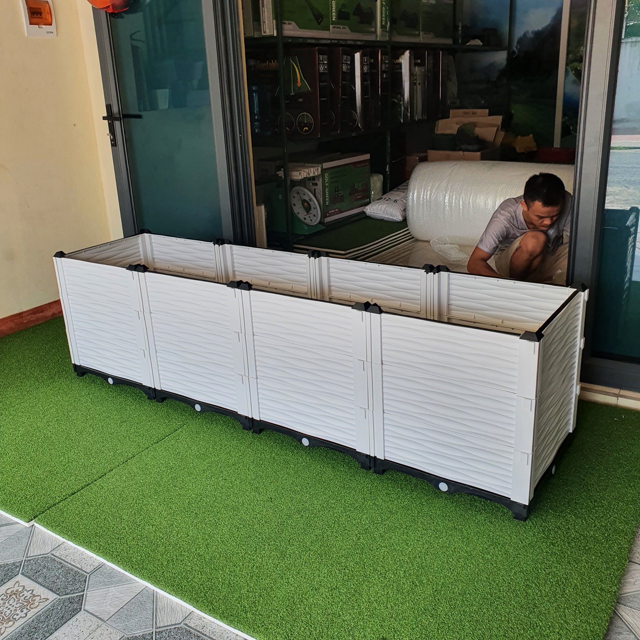 CHẬU GHÉP THÔNG MINH Cm: Bền từ 8-10 năm, phù hợp mọi cây trồng và không gian, Module tùy biến kích thước, an toàn, trọng lượng nhẹ, kết cấu chắc chắn, có khay trữ và thoát nước.