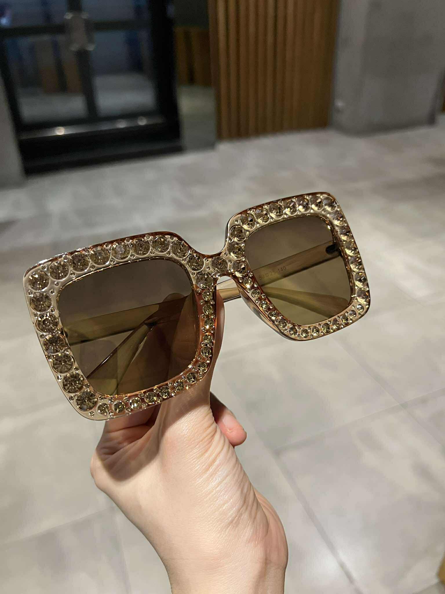 Kính râm nữ sành điệu đính đá (Màu vàng)