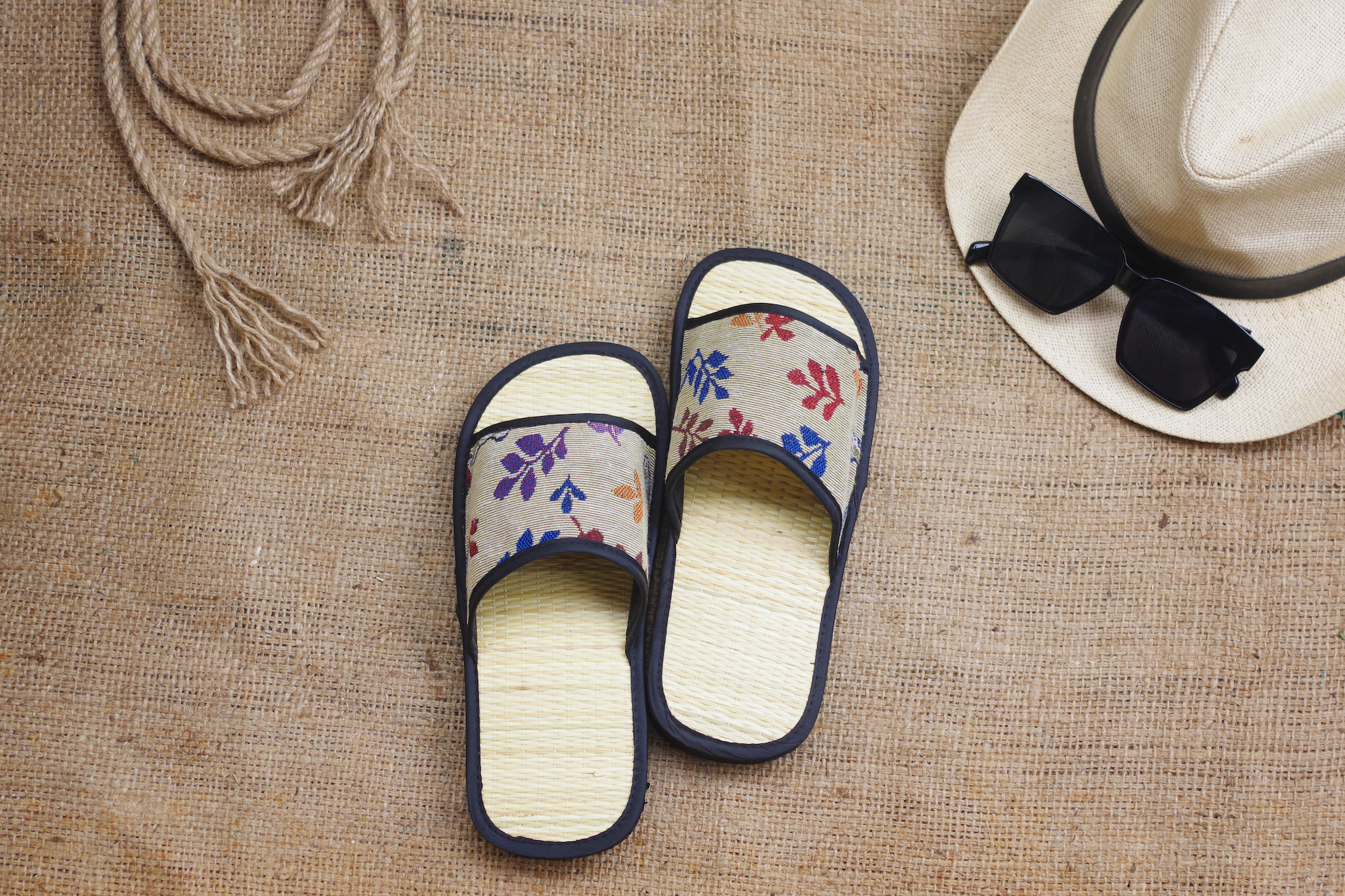 Dép thổ cẩm cú mèo truyền thống Việt Nam bằng chiếu cói hương quế mang trong nhà, văn phòng và du lịch