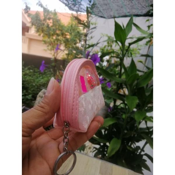 MÓC KHÓA BÓP. MÓC KHÓA VÍ DÁNG BẦU IN HÌNH, THÊU HOA CÚC GẮN STICKER