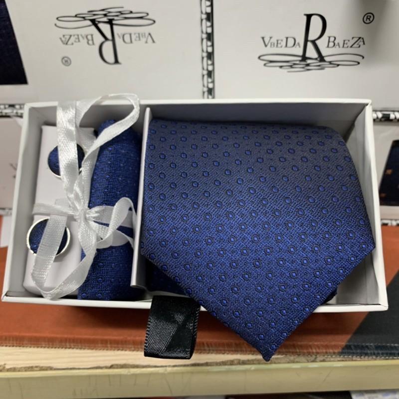 Cà vạt nam hộp 8cm gồm khăn Cavat 8cm và khuy áo măng sét hộp ca rô sang trọng giangpkc