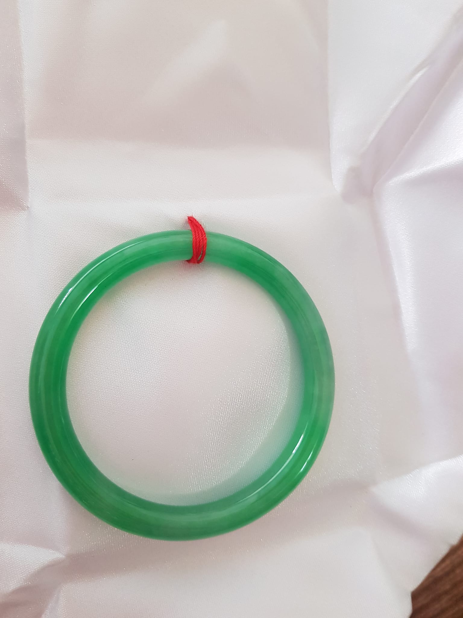 Vòng cẩm thạch Lý T 54mm x Dầy 7mm Màu Xanh lá tươi bóng mảnh khảnh đẹp hợp Nữ mệnh Mộc Hỏa 53kg - 62kg đeo ạ