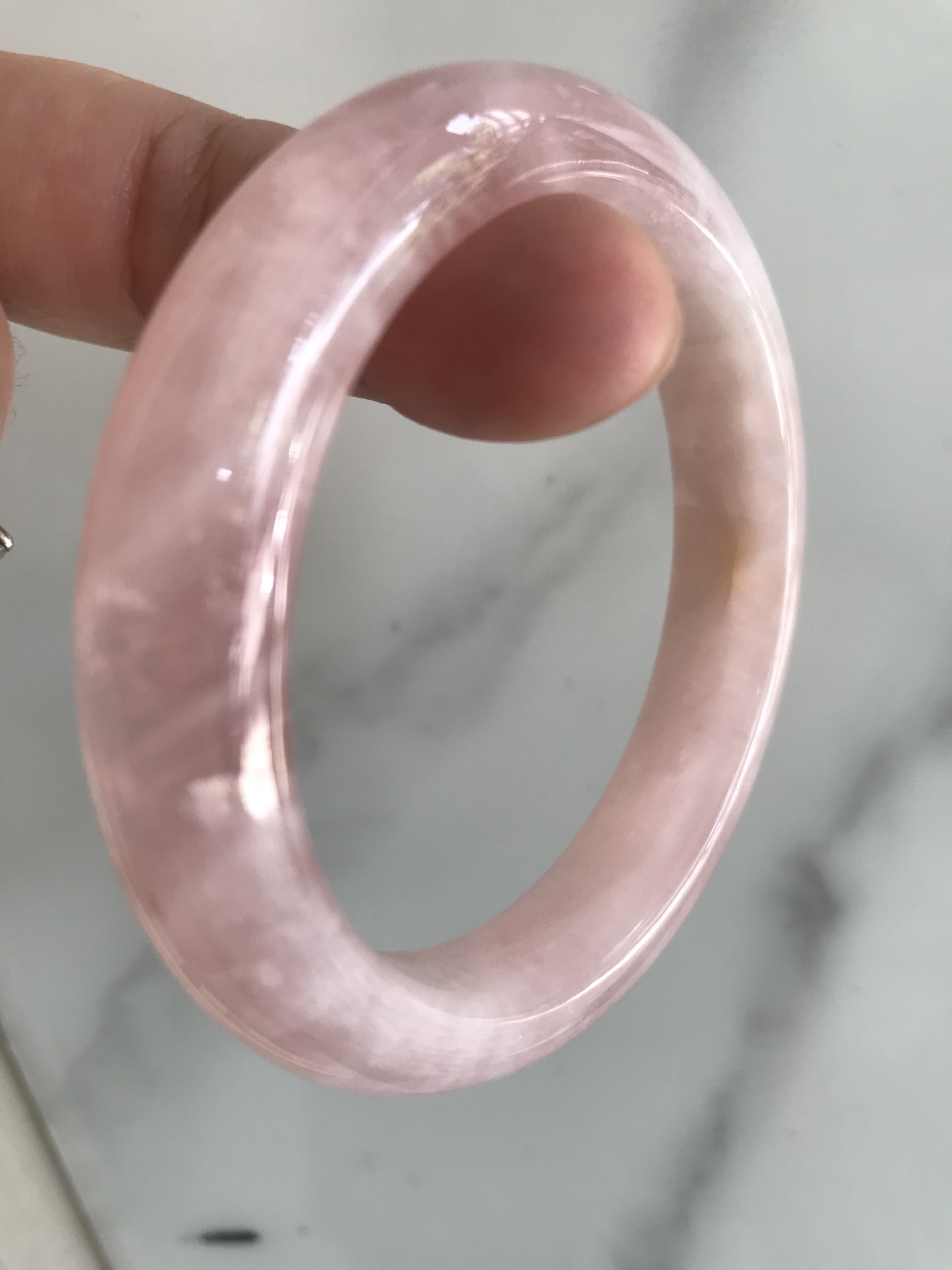 Vòng Thạch Anh Hồng Tự Nhiên Bản Hẹ Mới đẹp Ni 54mm Cao 12mm Dầy 8mm Màu Hồng tươi xinh bóng đẹp Nữ mệnh Hỏa mệnh Thổ tay vừa đeo 50kg - 54 kg ạ