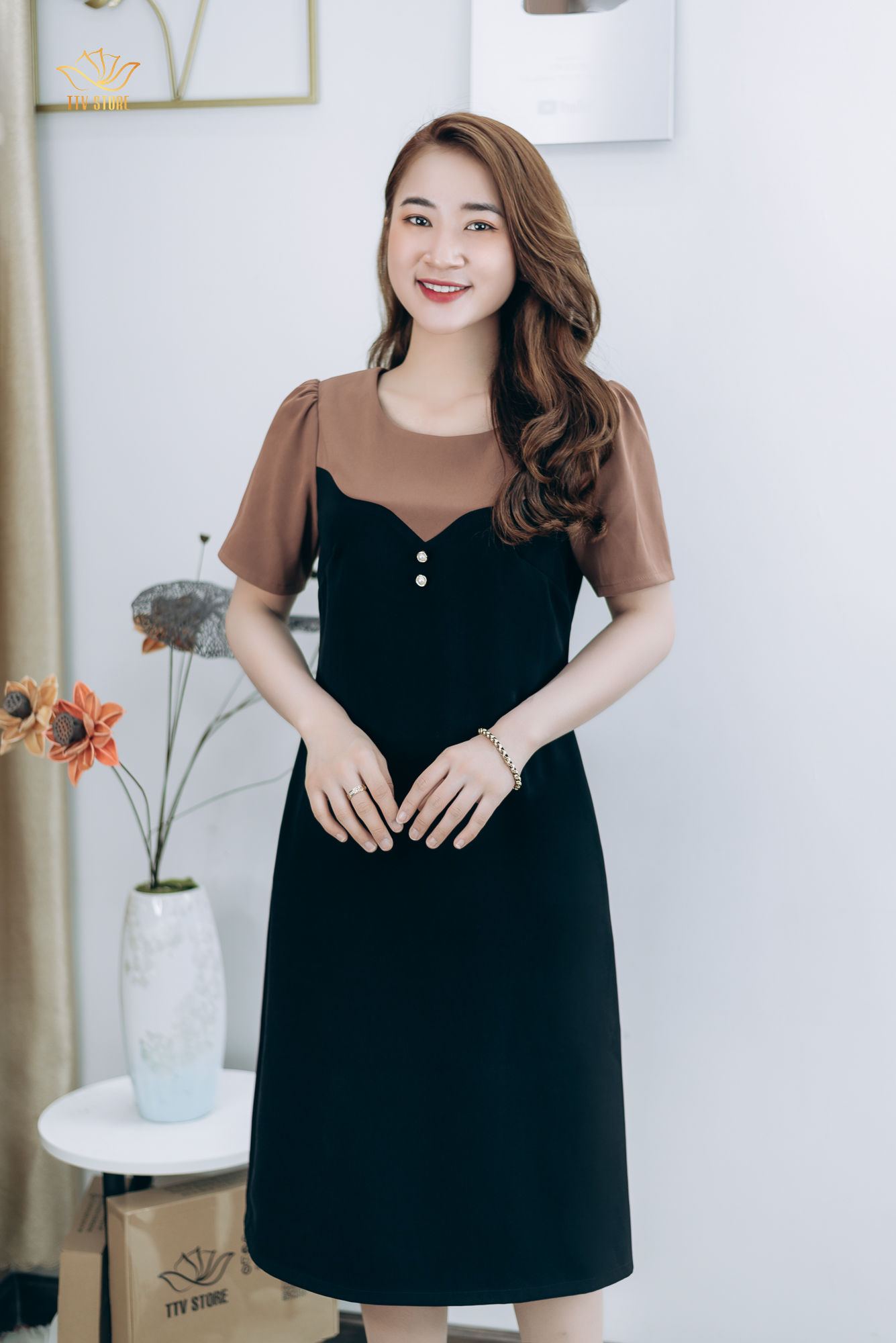 Đầm suông thiết kế trung niên cao cấp sang trọng Cổ tròn tay ngắn màu Đen phối nâu TTV STORE TTV1307