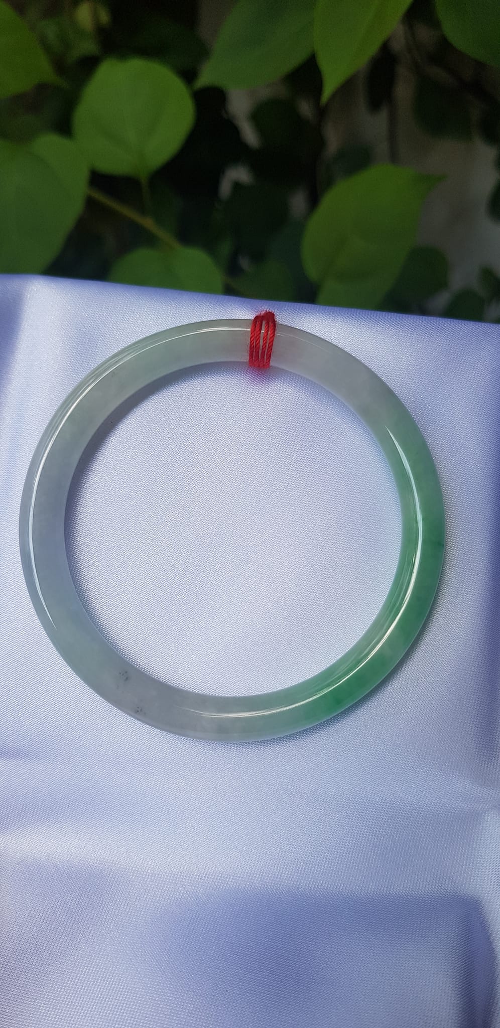 Vòng tay đá cẩm thạch tự nhiên TR Lý A 50mm x cọng nhỏ 6,2mm Màu trắng bóng xanh lý đậm 1 bên bóng đẹp Nữ 50kg - 55kg đeo ạ