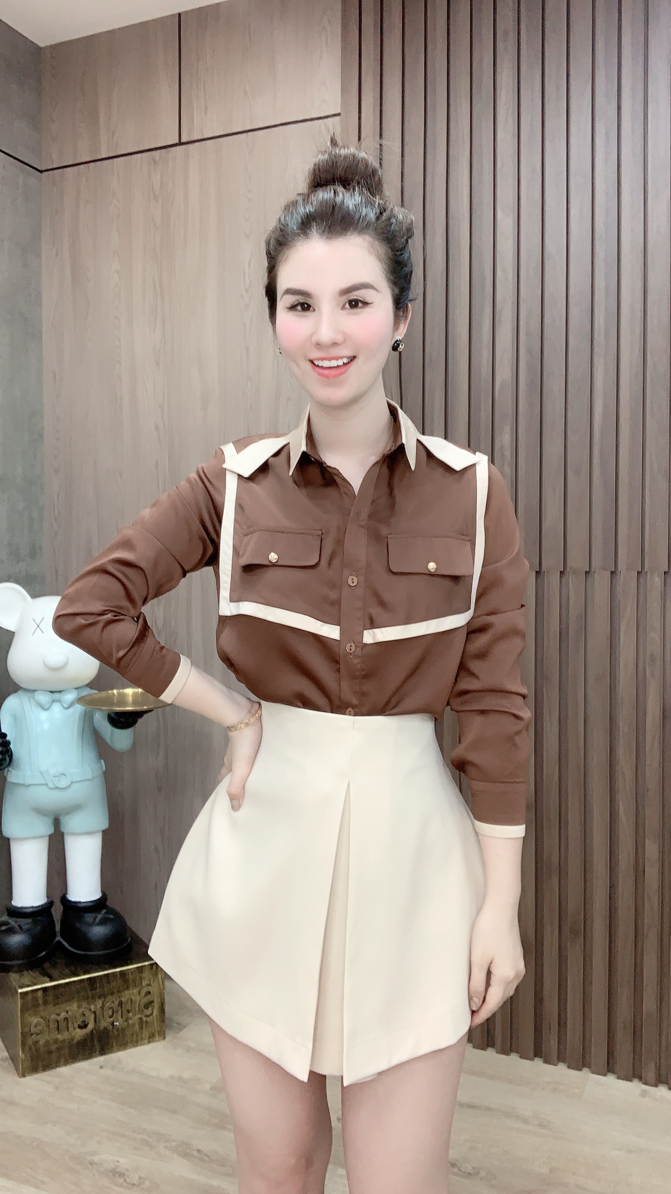 Áo kiểu nữ màu nâu mix viền be form công sở cao cấp thiết kế cách điệu cổ áo xinh xắn LINBI A2460