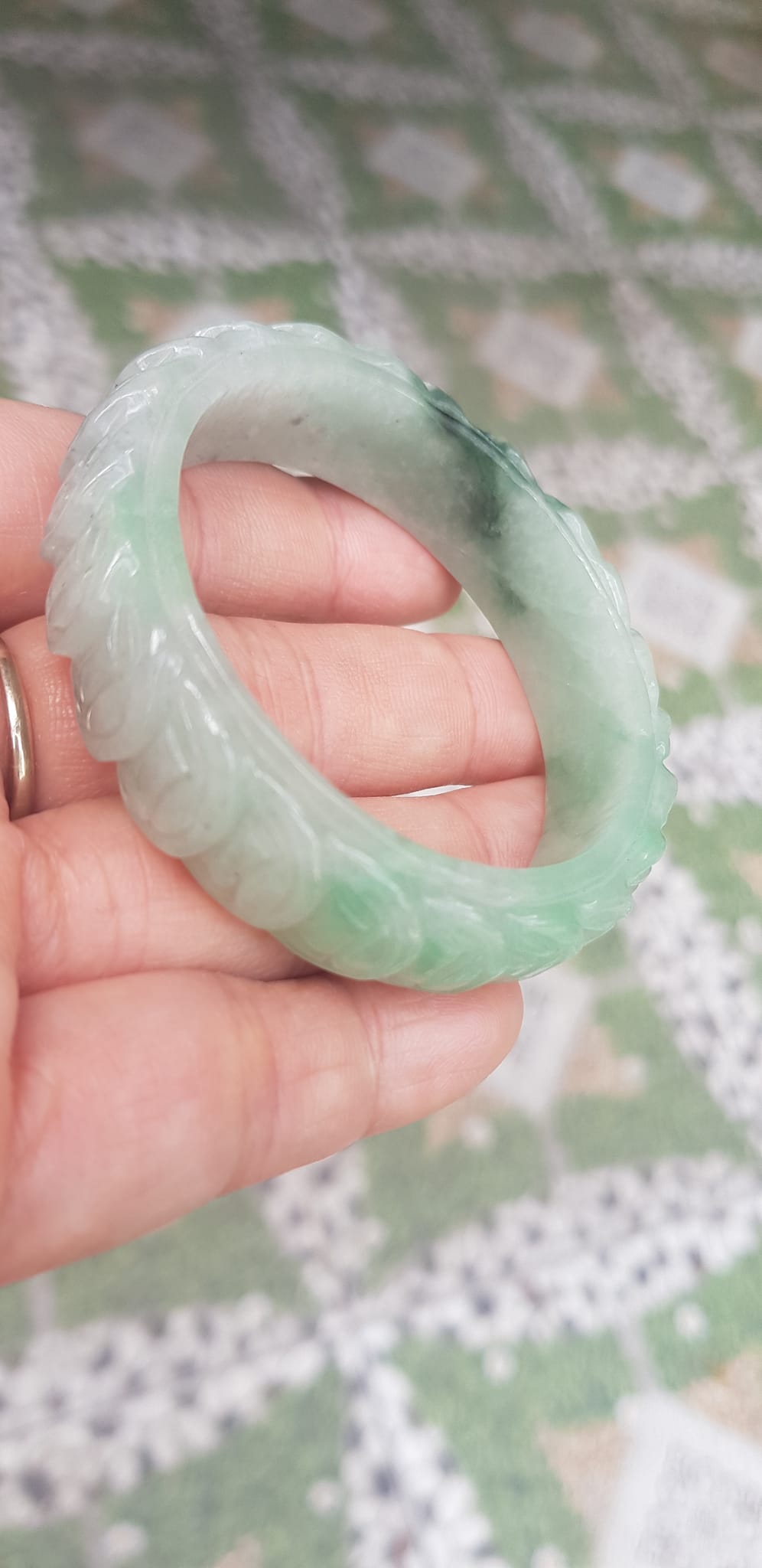 Vòng tay đá ngọc Cẩm Thạch dãy Đồng Tiền Tự nhiên Size 48mm x cao 13mm x dầy 7mm Màu trắng bóng ngọc ngà điểm xanh nhẹ đẹp may mắn tài lộc Nữ mệnh kim mệnh thủy tay nhỏ 35kg - 48kg đeo ạ