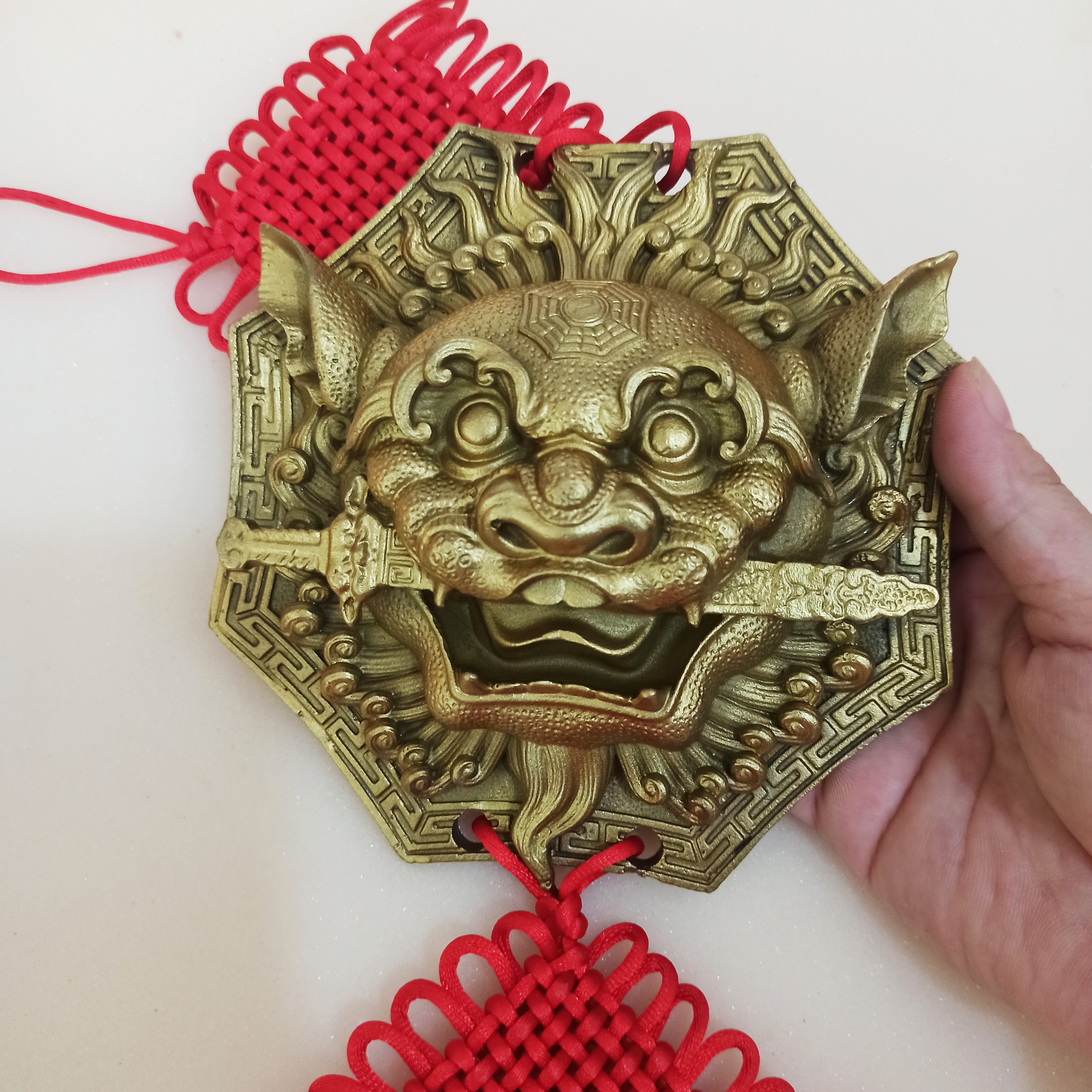 Mặt hổ phù ngậm kiếm 15cm kết dây đỏ, mặt sư tử trừng mắt ngậm kiếm bằng đồng thau phong thủy, mặt hổ phù kết dây đẹp trấn trạch, trừ tà, cầu phúc