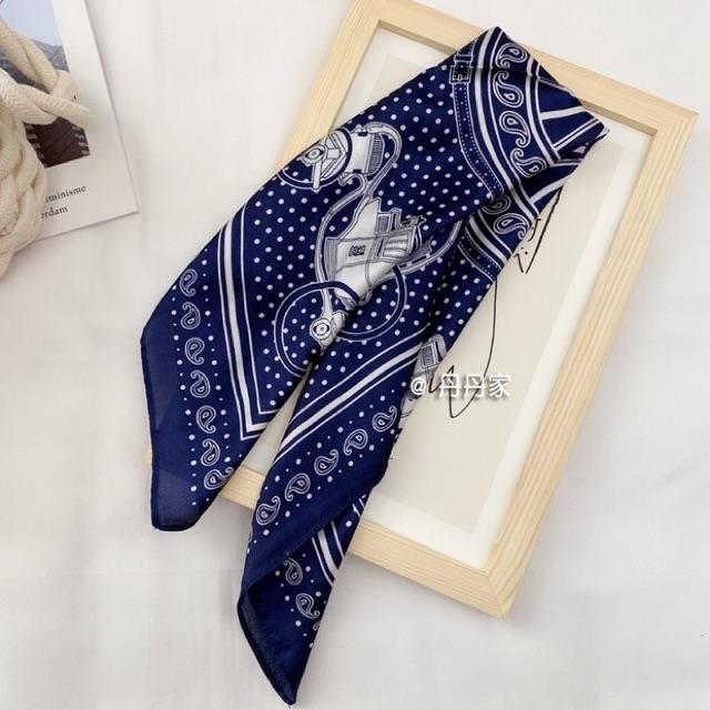 Khăn lụa vuông size 55x55cm choàng cổ siêu dễ thương in hình cỗ xe ngựa