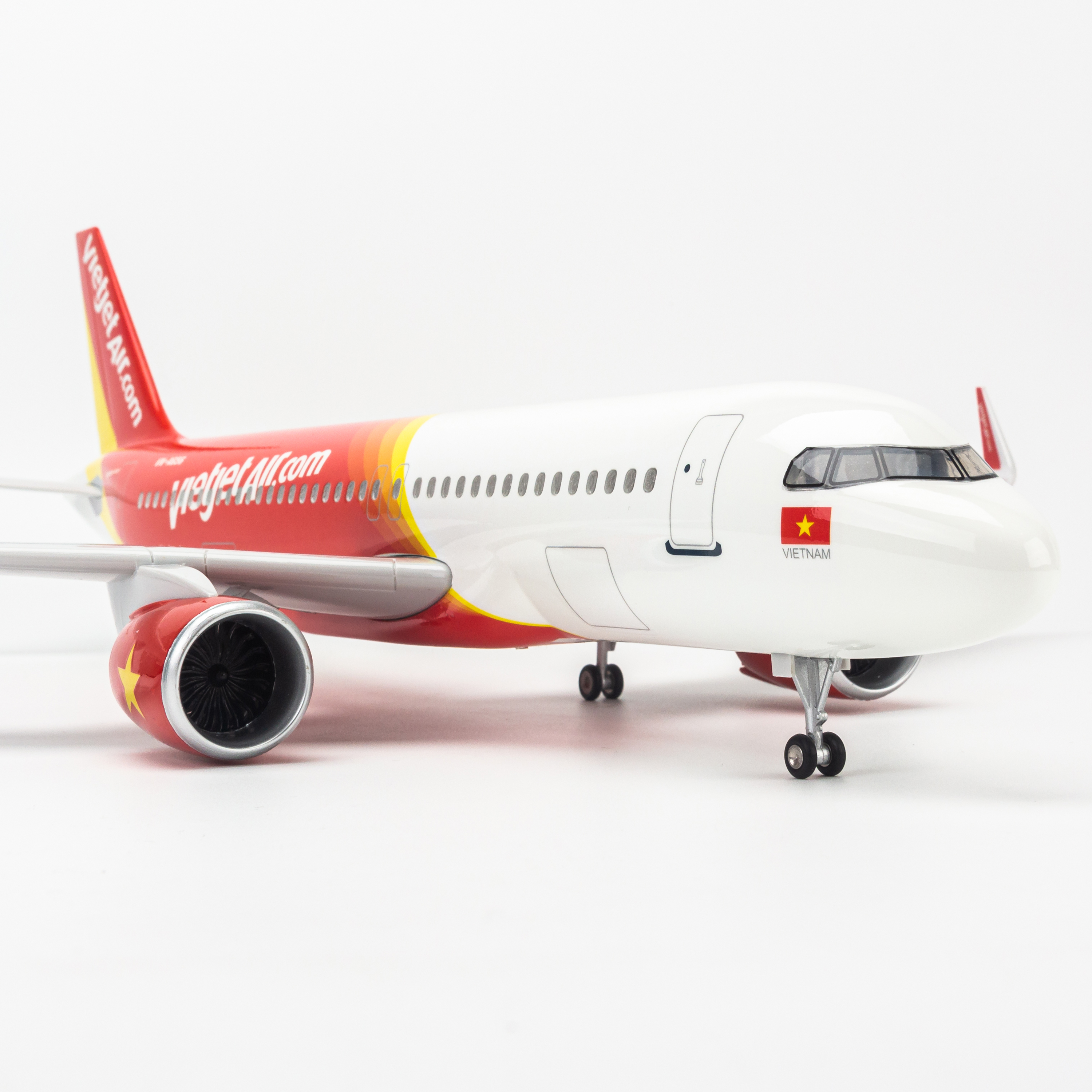 Mô hình máy bay Vietjet Air Airbus A320 lắp ráp có đèn 47cm MBMH46