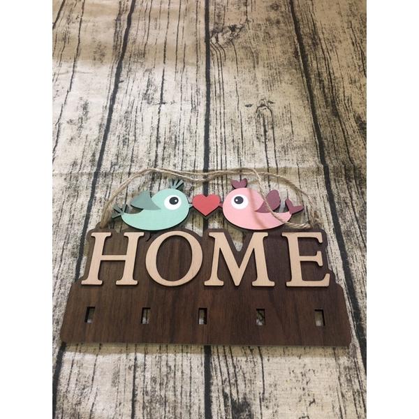 Bảng gỗ đôi chim hạnh phúc có móc treo chìa khoá chữ Home trang trí homestay phòng trọ chất liệu gỗ và vải màu tươi sáng
