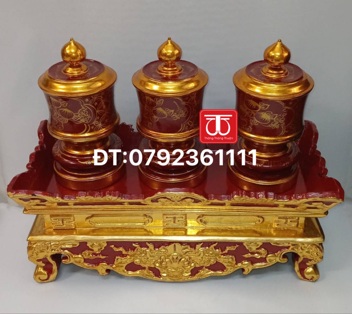 KHAY ĐÀI GỖ SƠN SON THẾP VÀNG. KÍCH THƯỚC KHAY 44*18*18 CM. BA ĐÀI PHI 10CM