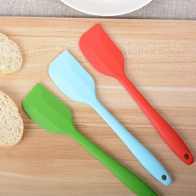 Dụng cụ làm bánh: Spatula phới trộn bột, phới dẹt silicon , muôi lật thức ăn