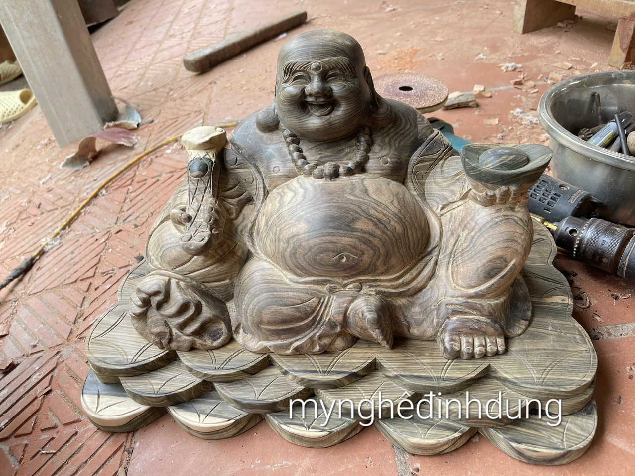 Tượng phật di lặc phong thủy bàn tiếp khách Bằng gỗ mun hoa víp kt 40×23×24cm