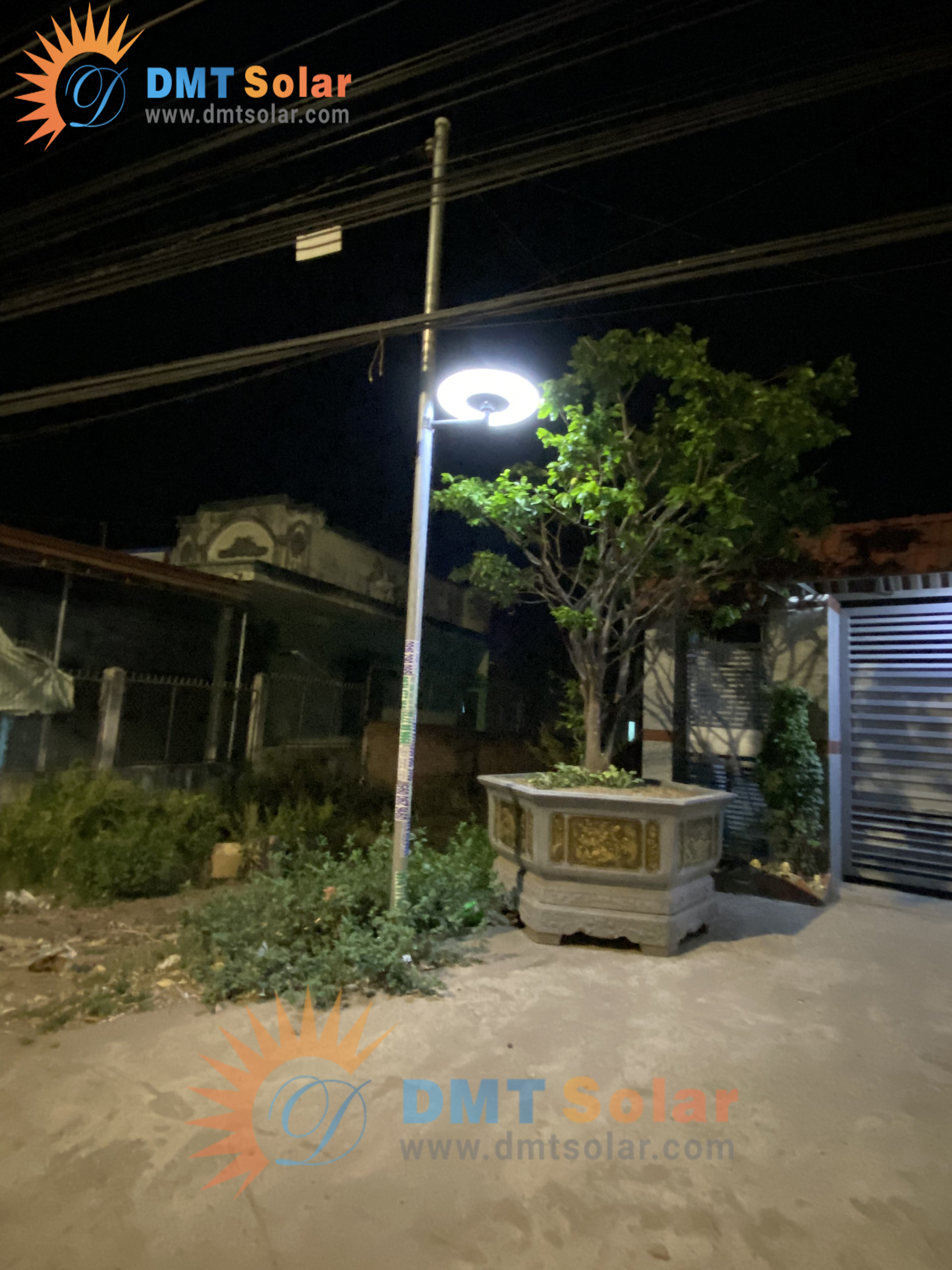 Đèn đĩa bay UFO kim cương năng lượng mặt trời chiếu sáng sân vườn công suất 1000W - UFO1000KC
