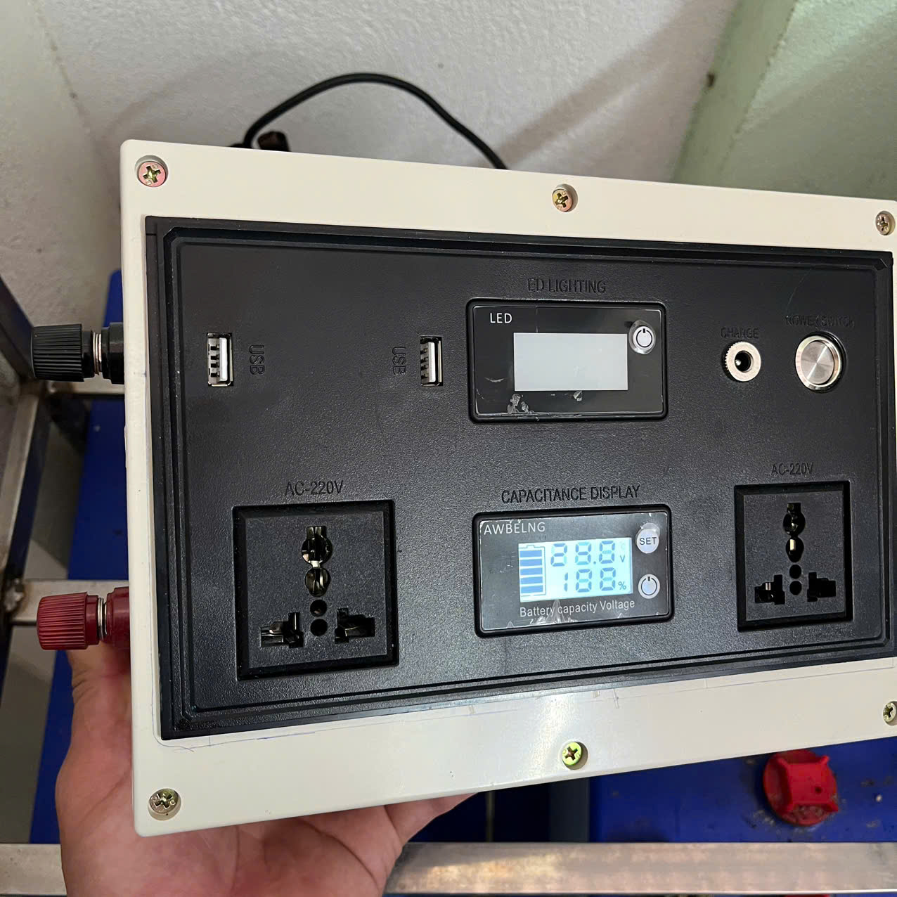 Kích Điện 24V Lên 220V 2000W Sóng Sin Chuẩn Nhật – Inverter Cao Cấp Có Màn Hình LED, Chạy Êm Bền Bỉ, đèn trang trí