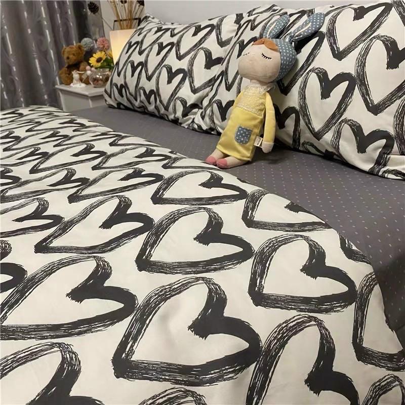 Bộ chăn ga poly nhập khẩu có ruột bông dày- mẫu tim đen