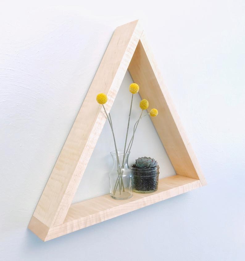 kệ treo tường gỗ thông hình tam giác có móc treo để đựng đồ dùng trong nhà xinh xinh kích thước 30x30x10 cm - sơn vàng