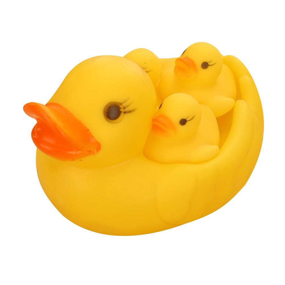 Đàn vịt thả bồn tắm cho bé một mẹ 3 con bóp chít chít