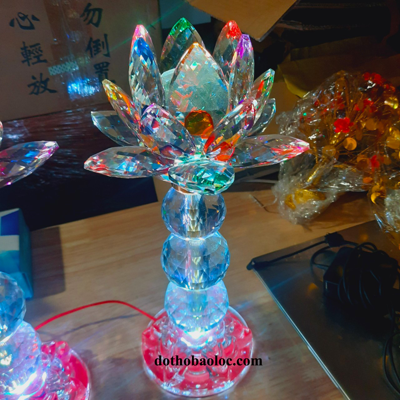 Đèn pha lê hoa sen 3 cục bông cao cấp nhập khẩu từ Đài Loan cao 37cm ( 1 cặp )