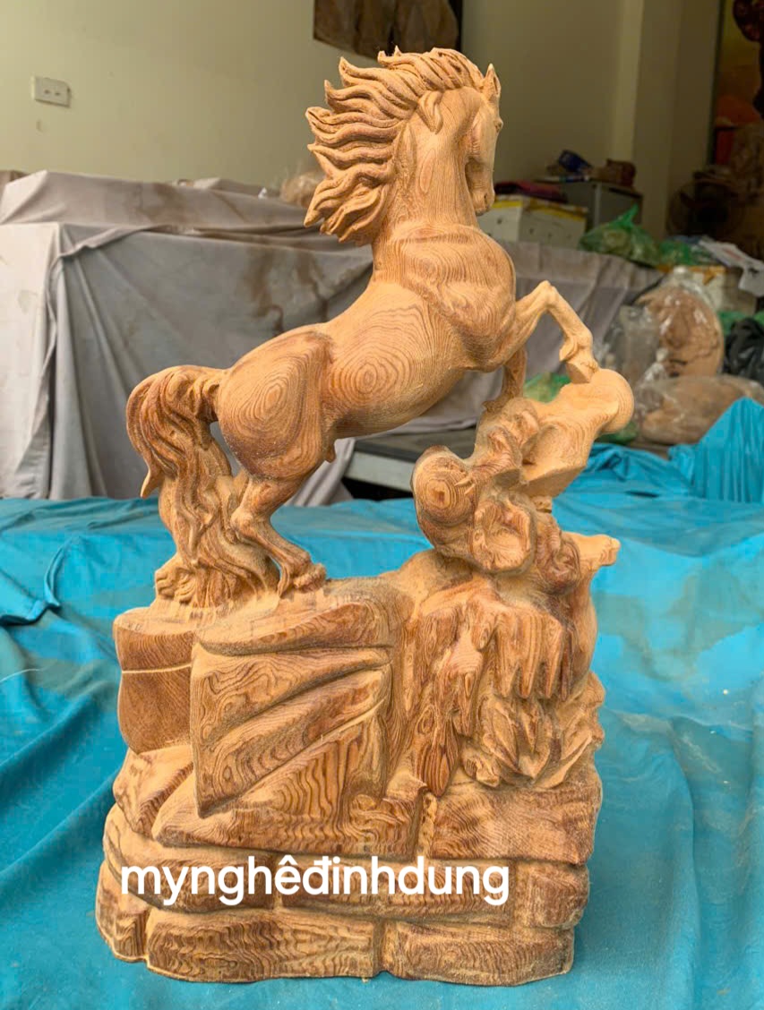 Tượng Tượng con ngựa phong thủy cầu tài lộc bằng gỗ ngọc Am thơm nức cao 40x14x9cm