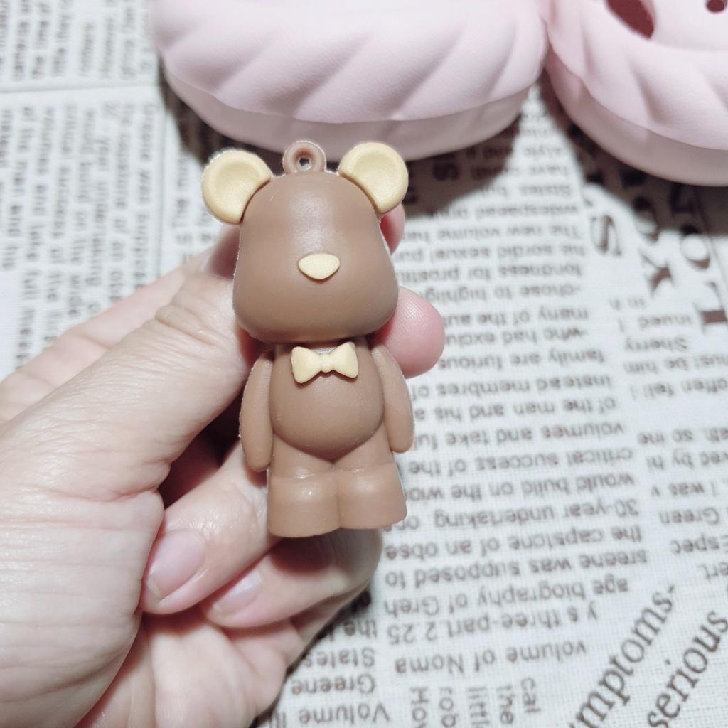 Nút gắn dép zibit hkdesign loại nhựa PVC hình gấu Bearbrick
