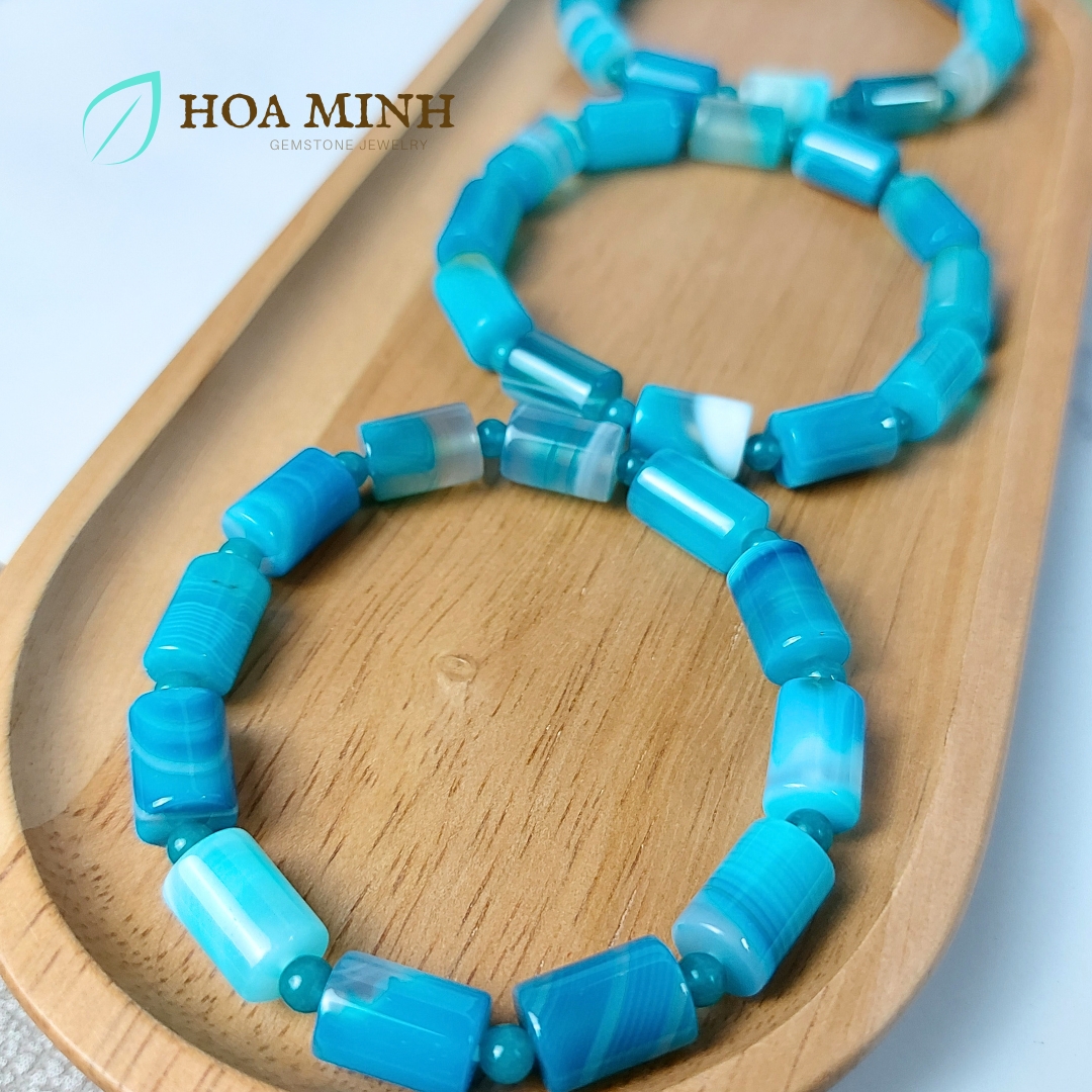 Vòng tay phong thủy đá Mã Não xanh biển có vân dạng lu thống size 8.6 x 12 li xen kẽ viên tròn mã não