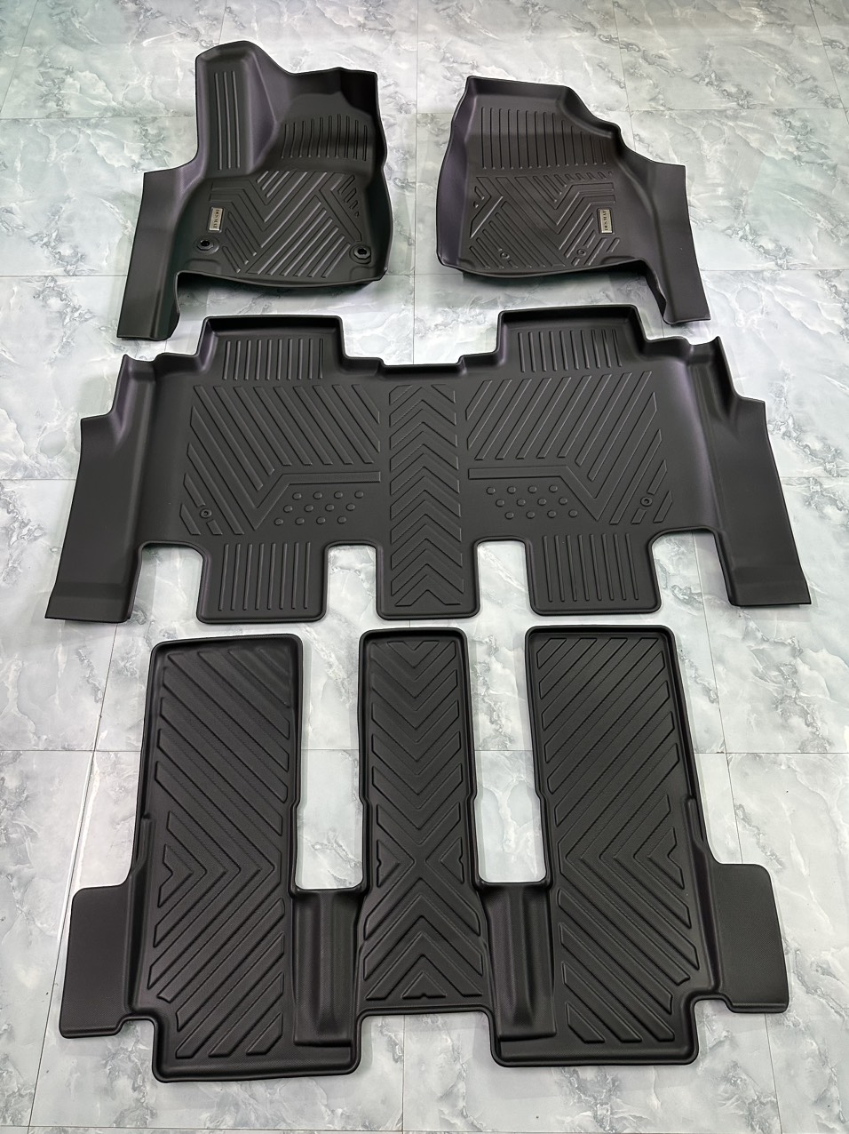 Thảm lót sàn full viền cho xe Toyota Innova 2024 thương hiệu DCSMAT,( 3 hàng ghế) chất liệu TPV cao( ib shop tv bản phù hợp xe ạ)