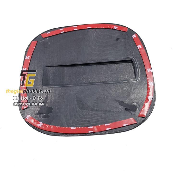 Ốp nắp đậy bình xăng Mitsubishi Outlander vân Carbon