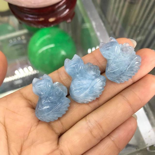 Mặt hồ ly aquamarine ôm hoa