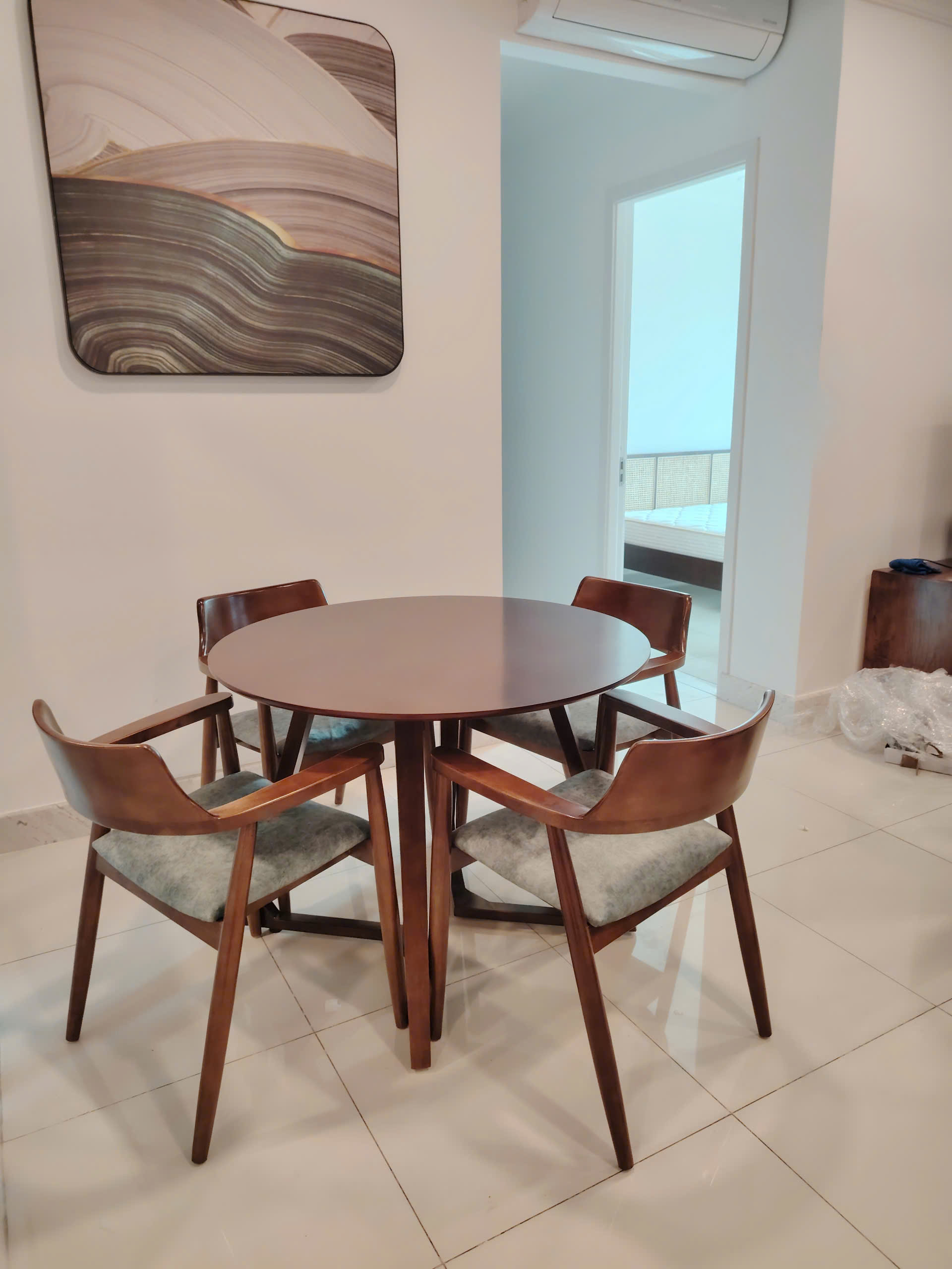 Bộ bàn ăn tròn 4 ghế mặt nệm Juno Sofa